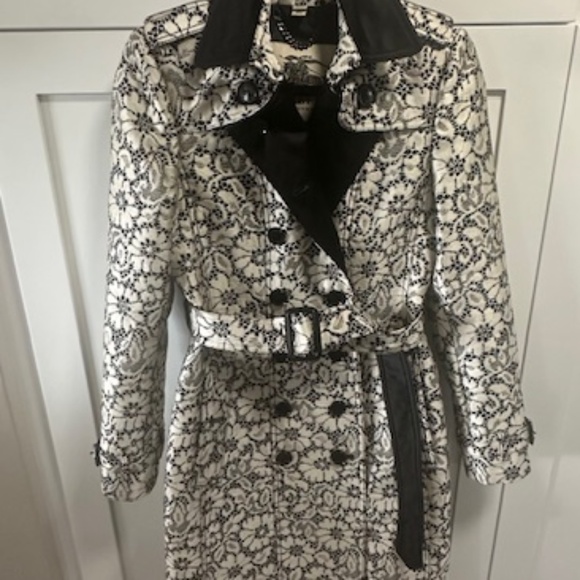 Burberry London Lace Pat. SILK/Plystr Trench Coat - MSRP. $1350.00 - SIZE 4 - Picture 14 of 16